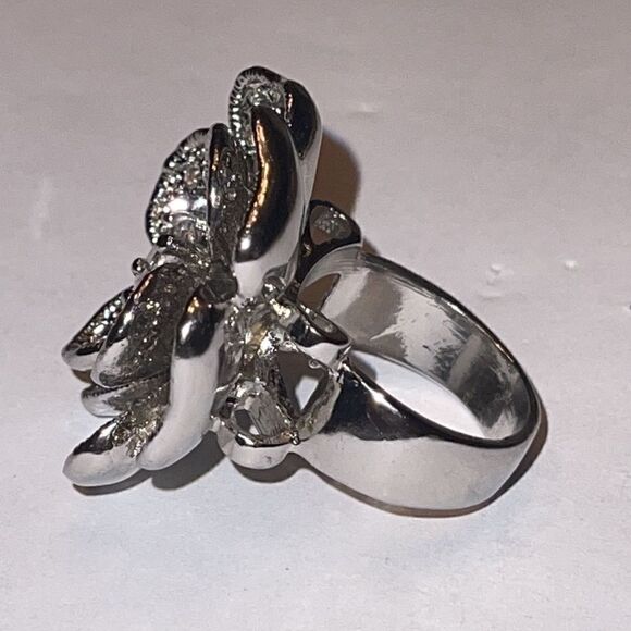 NWOT huge rhinestone flower shaped silver tone ring - Picture 5 of 8